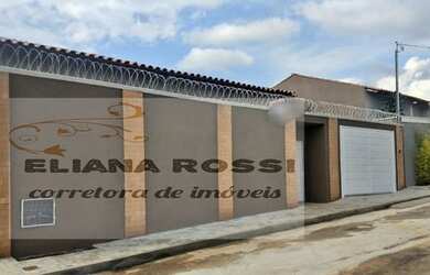 Imagem: A casa possui 3 Dormitórios, 2 Banheiros, 2 Vagas na garagem