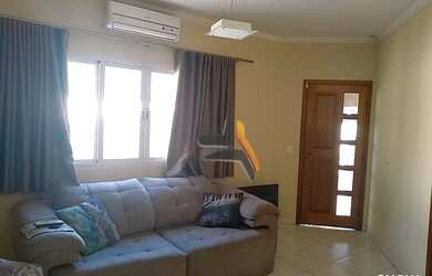 Imagem: A casa possui 2 Dormitórios, 2 Banheiros, 2 Vagas na garagem