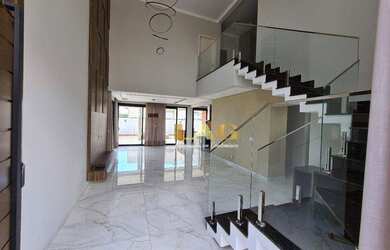 Imagem: A casa em condomínio possui 4 Dormitórios, 5 Banheiros, 4