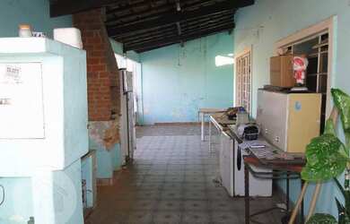 Imagem: A casa possui 2 Dormitórios, 2 Banheiros, 2 Vagas na garagem