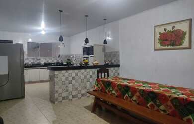 Imagem: A casa possui 3 Dormitórios, 2 Banheiros, 5 Vagas na garagem