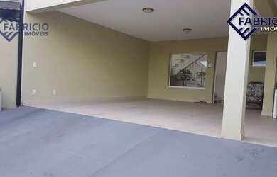 Imagem: A casa possui 3 Dormitórios, 3 Banheiros, 4 Vagas na garagem