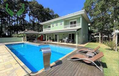 Imagem: A casa possui 4 Dormitórios, 5 Banheiros, 4 Vagas na garagem