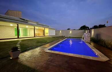 Imagem: A casa possui 3 Dormitórios, 4 Banheiros, 5 Vagas na garagem