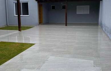 Imagem: A casa possui 3 Dormitórios, 2 Banheiros, 2 Vagas na garagem