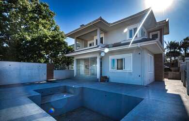 Imagem: A casa possui 3 Dormitórios, 3 Banheiros, 4 Vagas na garagem