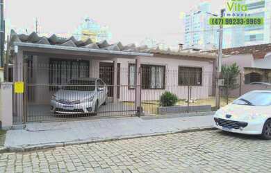 Imagem: A casa possui 4 Dormitórios, 3 Banheiros, 1 Vaga na garagem