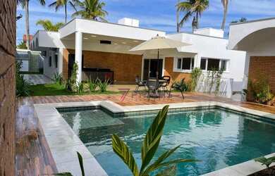 Imagem: A casa possui 4 Dormitórios, 2 Banheiros, 4 Vagas na garagem