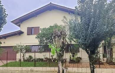 Imagem: A casa possui 3 Dormitórios, 3 Banheiros, 4 Vagas na garagem