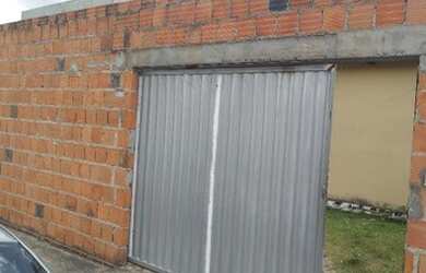 Imagem: A casa em condomínio possui 3 Dormitórios, 1 Banheiro, 2 Vagas