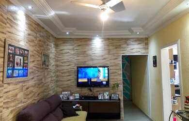 Imagem: A casa possui 2 Dormitórios, 2 Banheiros, 2 Vagas na garagem