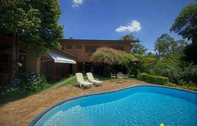 Imagem: A casa possui 4 Dormitórios, 5 Banheiros, 5 Vagas na garagem