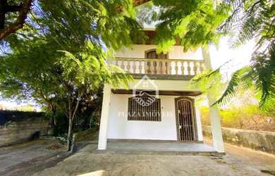 Imagem: A casa possui 3 Dormitórios, 2 Banheiros, 3 Vagas na garagem