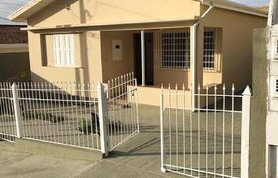 Imagem: A casa possui 2 Dormitórios, 1 Banheiro, 1 Vaga na garagem