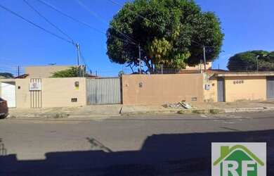 Imagem: A casa possui 3 Dormitórios, 3 Banheiros, 2 Vagas na garagem