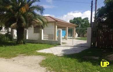 Imagem: A casa possui 3 Dormitórios, 2 Banheiros, 2 Vagas na garagem