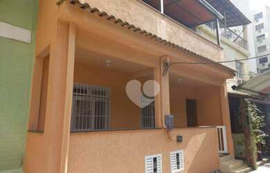 Imagem: A casa possui 3 Dormitórios, 1 Banheiro, 1 Vaga na garagem