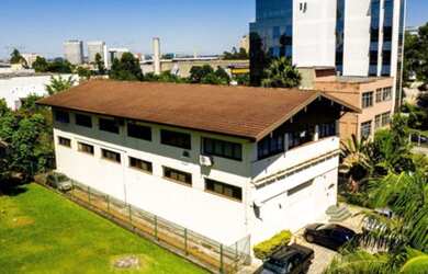 Imagem: O depósito possui 5 Vagas na garagem e 1000m² de Área e está