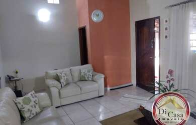 Imagem: A casa possui 3 Dormitórios, 2 Banheiros, 2 Vagas na garagem