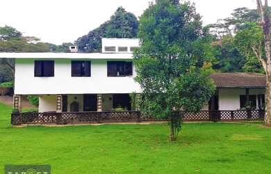 Imagem: A casa em condomínio e possui 5 Dormitórios, Suítes, 5 Banheiros