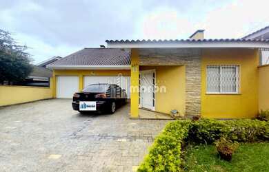 Imagem: A casa possui 3 Dormitórios, 3 Banheiros, 5 Vagas na garagem