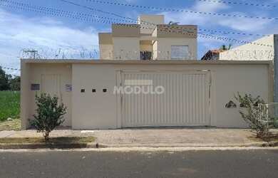 Imagem: A casa possui 3 Dormitórios, 1 Banheiro, 1 Vaga na garagem