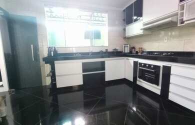 Imagem: O apartamento possui 3 Dormitórios, 2 Banheiros, 2 Vagas na