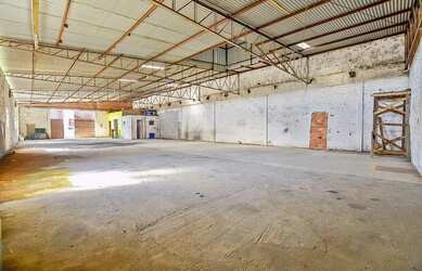 Imagem: O depósito possui 5 Vagas na garagem, 1.700m² de Área e