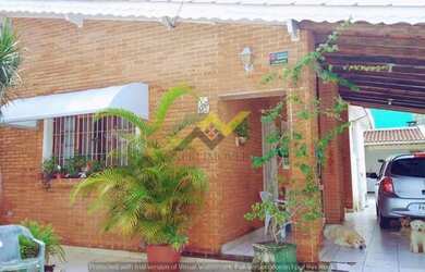 Imagem: A casa possui 3 Dormitórios, 3 Banheiros, 4 Vagas na garagem