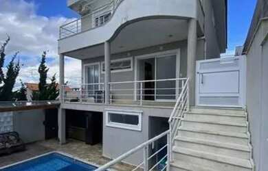 Imagem: A casa em condomínio possui 4 Dormitórios, 3 Banheiros, 5