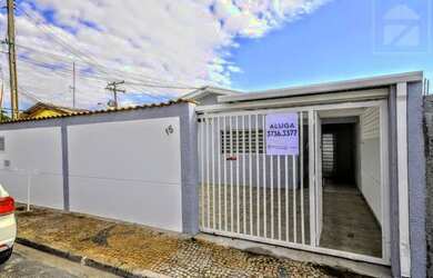 Imagem: A casa possui 3 Dormitórios, 1 Banheiro, 3 Vagas na garagem