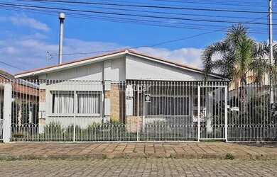 Imagem: A casa possui 3 Dormitórios, 2 Banheiros, 2 Vagas na garagem