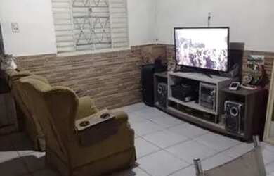 Imagem: A casa possui 2 Dormitórios, 2 Banheiros, 1 Vaga na garagem