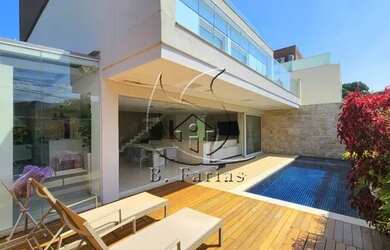 Imagem: A casa em condomínio possui 5 Dormitórios, 5 Banheiros, 2