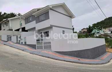 Imagem: A casa possui 2 Dormitórios, 3 Banheiros, 2 Vagas na garagem