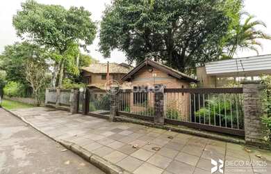 Imagem: A casa em condomínio possui 4 Dormitórios, 5 Banheiros, 500m²