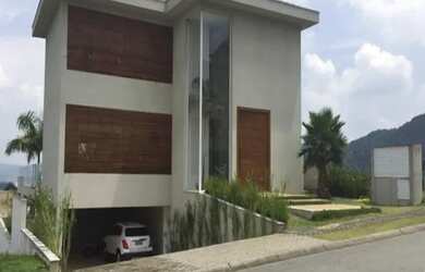 Imagem: A casa em condomínio possui 4 Dormitórios, 5 Banheiros, 4