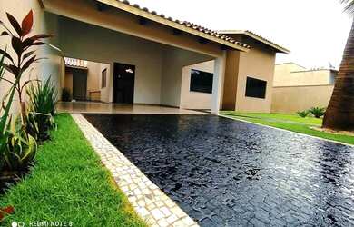 Imagem: A casa possui 4 Dormitórios, 3 Banheiros, 4 Vagas na garagem