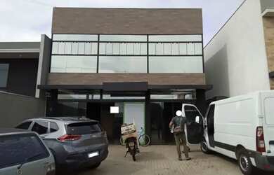 Imagem: O depósito possui 5 Vagas na garagem, 426m² de Área e está