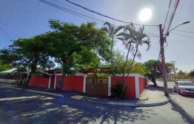 Imagem: A casa possui 3 Dormitórios, 4 Banheiros, 5 Vagas na garagem