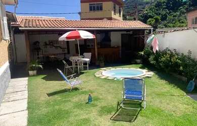 Imagem: A casa possui 5 Dormitórios, 3 Banheiros, 2 Vagas na garagem