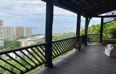 Imagem: A casa possui 5 Dormitórios, 5 Banheiros, 4 Vagas na garagem