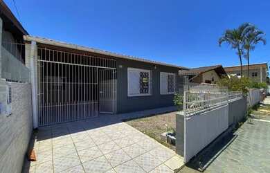 Imagem: A casa possui 3 Dormitórios, 1 Banheiro, 2 Vagas na garagem