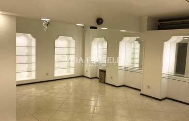 Imagem: O depósito possui 5 Vagas na garagem, 1.260m² de Área e