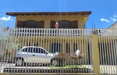 Imagem: A casa possui 4 Dormitórios, 2 Banheiros, 1 Vaga na garagem