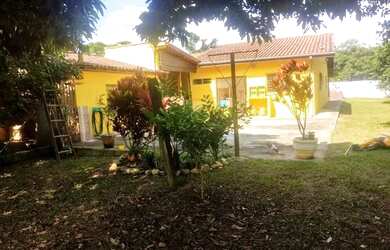 Imagem: A casa possui 2 Dormitórios, 2 Banheiros, 2 Vagas na garagem