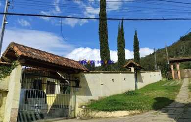 Imagem: A casa possui 5 Dormitórios, 1 Banheiro, 4 Vagas na garagem