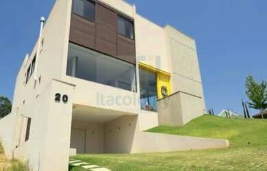 Imagem: A casa em condomínio possui 4 Dormitórios, 5 Banheiros, 4