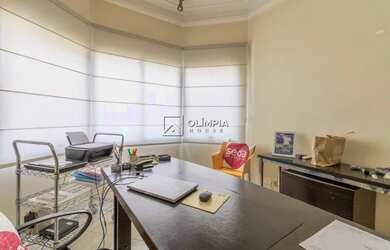 Imagem: A casa possui 4 Dormitórios, 4 Banheiros, 4 Vagas na garagem