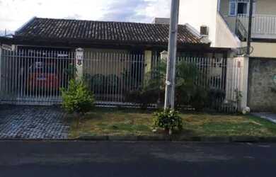 Imagem: A casa possui 3 Dormitórios, 1 Banheiro, 2 Vagas na garagem